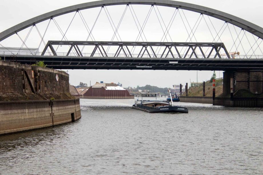 Abzweig vom Rhein zu verschiedenen Hafenbecken Abzweig vom Rhein zu verschiedenen Hafenbecken