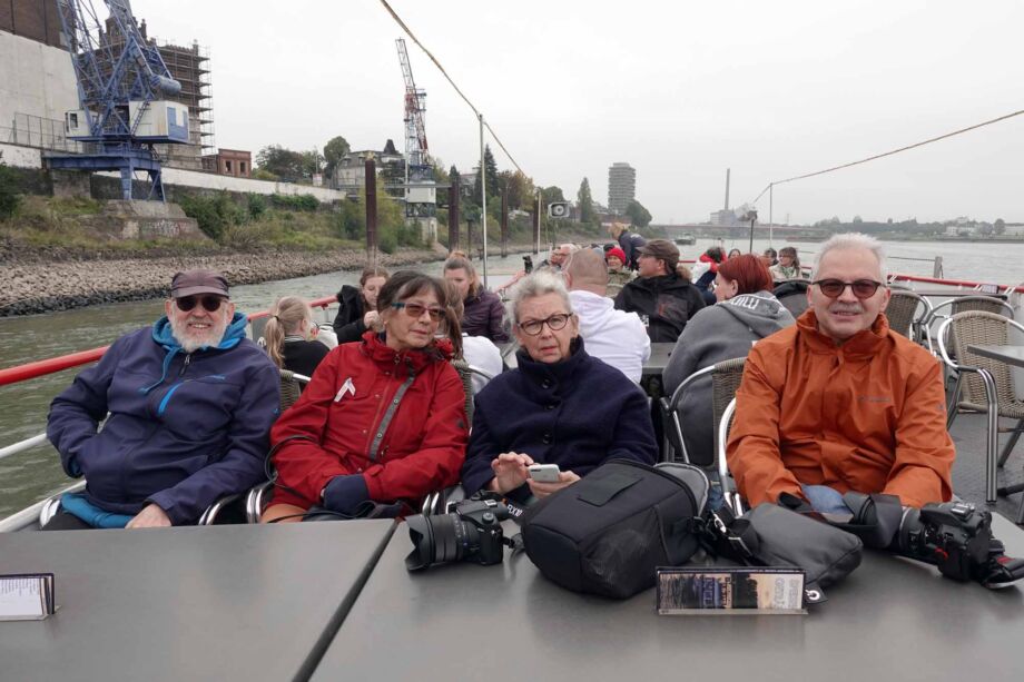 Trotz Wind und kühlem Wetter Ausharren auf dem "Sonnendeck" Trotz Wind und kühlem Wetter Ausharren auf dem "Sonnendeck"