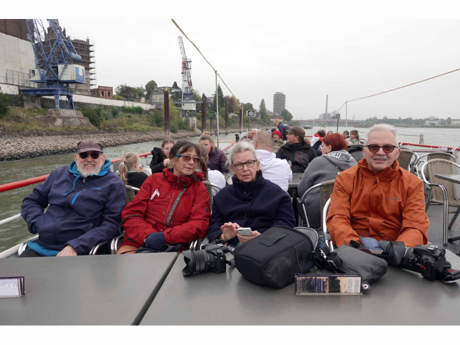 Trotz Wind und kühlem Wetter Ausharren auf dem "Sonnendeck" Trotz Wind und kühlem Wetter Ausharren auf dem "Sonnendeck"