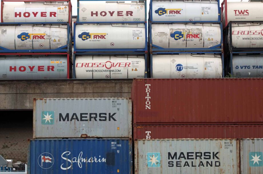 Auch im Duisburger Hafen wird hochgestapelt Auch im Duisburger Hafen wird hochgestapelt