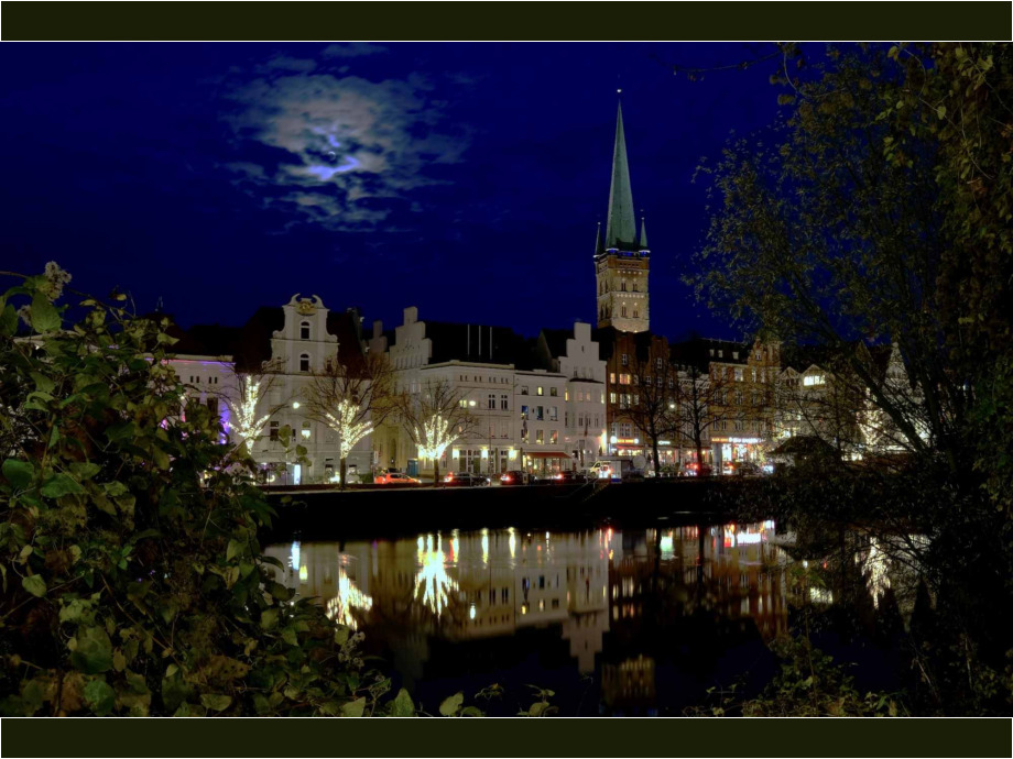 Lübeck Novembermond über der Petrikirche