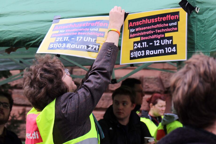Wissenschaftliche Mitarbeiter/innen und Studentische Hilfskräfte der Uni Darmstadt am Hochschulaktionstag Wissenschaftliche Mitarbeiter/innen und Studentische Hilfskräfte der Uni Darmstadt am Hochschulaktionstag