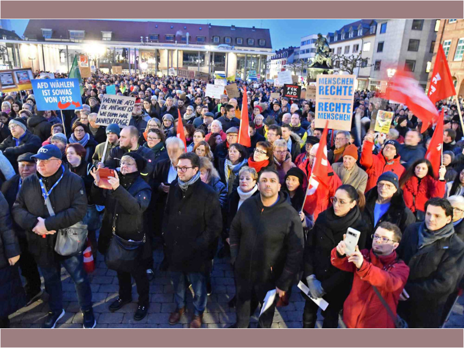 3000 Menschen auf dem Marktplatz