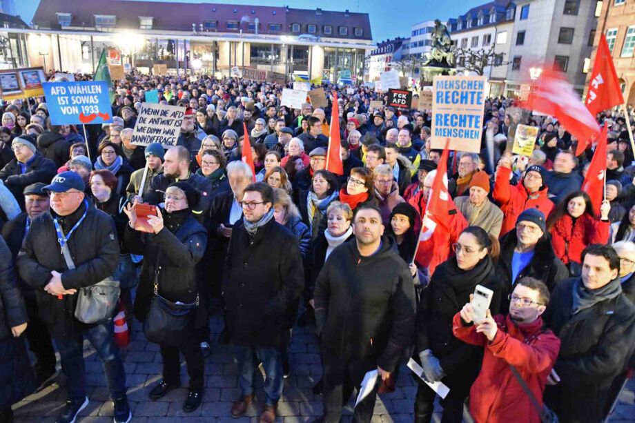 3000 Menschen auf dem Marktplatz 3000 Menschen auf dem Marktplatz