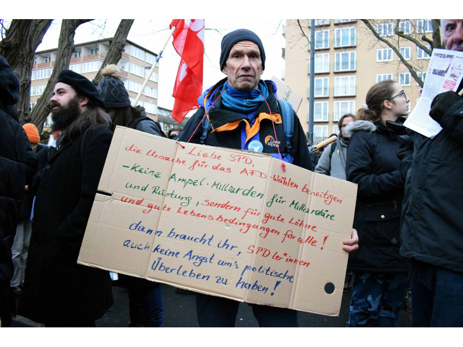 17.000 Teilnehmer/innen bei der Kundgebung "Demokratie stärken" am 23.01.2024 in Darmstadt 17.000 Teilnehmer/innen bei der Kundgebung "Demokratie stärken" am 23.01.2024 in Darmstadt