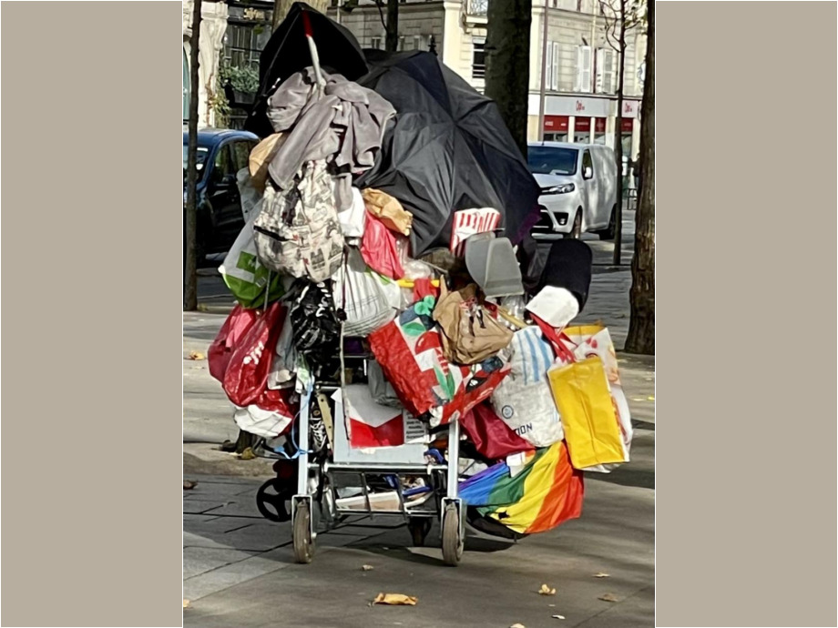 November 2023 in Paris: Kleinigkeiten eines Obdachlosen