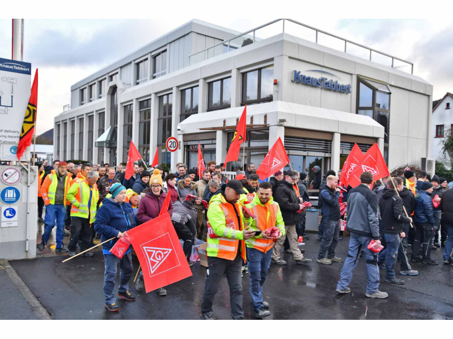 Warnstreik bei der Knaus Tabbert AG in Mottgers im Rahmen der Tarifrunde in der Holz- und Kunststoffindustrie Warnstreik bei der Knaus Tabbert AG in Mottgers im Rahmen der Tarifrunde in der Holz- und Kunststoffindustrie