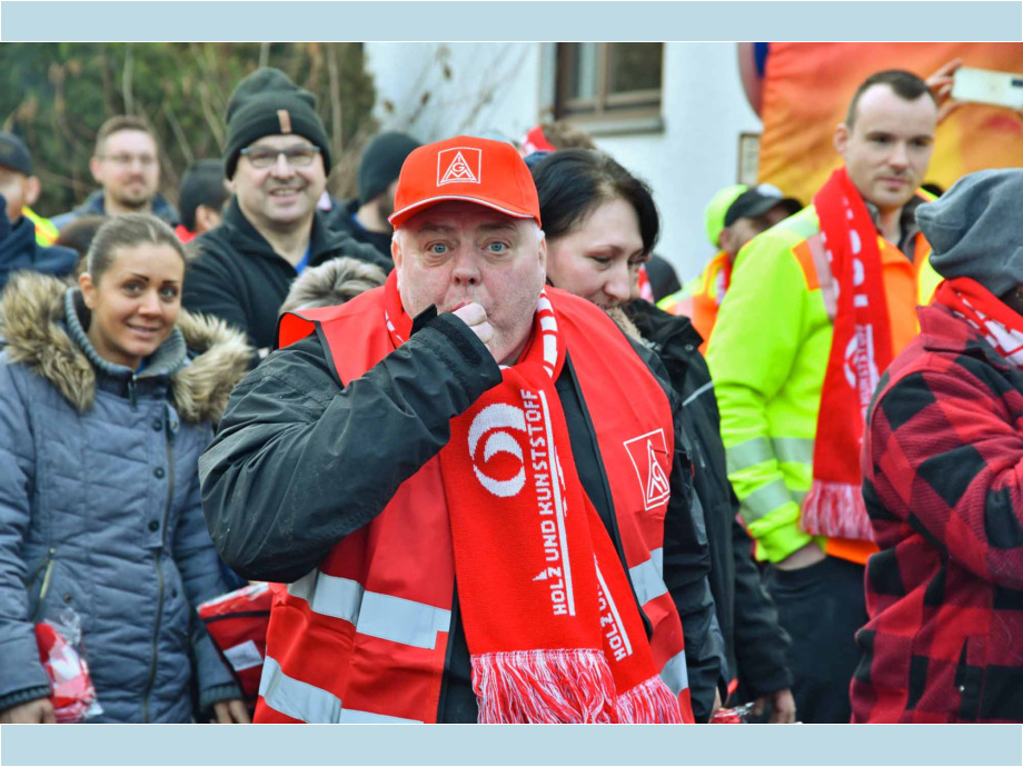 Warnstreik bei der Knaus Tabbert AG in Mottgers im Rahmen der Tarifrunde in der Holz- und Kunststoffindustrie Warnstreik bei der Knaus Tabbert AG in Mottgers im Rahmen der Tarifrunde in der Holz- und Kunststoffindustrie