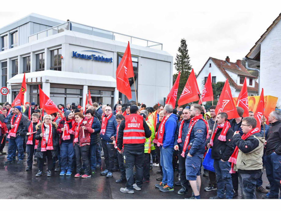 Warnstreik bei der Knaus Tabbert AG in Mottgers im Rahmen der Tarifrunde in der Holz- und Kunststoffindustrie Warnstreik bei der Knaus Tabbert AG in Mottgers im Rahmen der Tarifrunde in der Holz- und Kunststoffindustrie