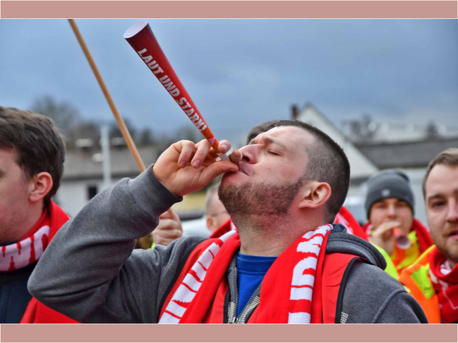 Warnstreik bei der Knaus Tabbert AG in Mottgers im Rahmen der Tarifrunde in der Holz- und Kunststoffindustrie Warnstreik bei der Knaus Tabbert AG in Mottgers im Rahmen der Tarifrunde in der Holz- und Kunststoffindustrie