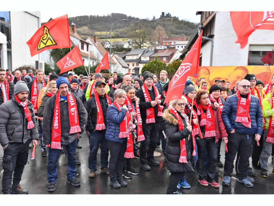 Warnstreik bei der Knaus Tabbert AG in Mottgers im Rahmen der Tarifrunde in der Holz- und Kunststoffindustrie Warnstreik bei der Knaus Tabbert AG in Mottgers im Rahmen der Tarifrunde in der Holz- und Kunststoffindustrie