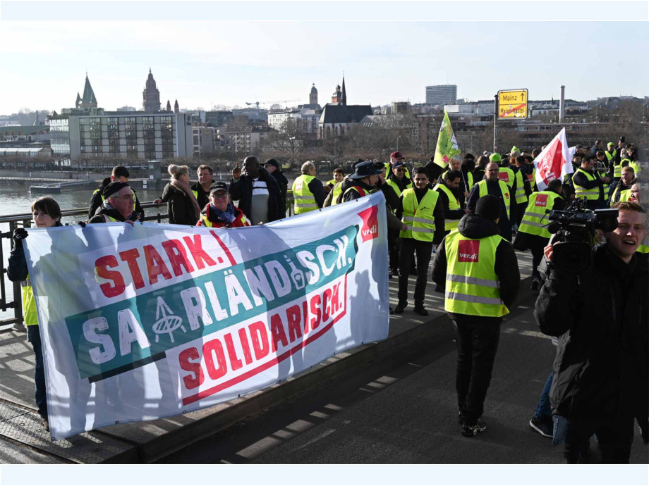 Streiktag im Öffentlichen Personennahverkehr am 3. Februar 2024 auf der Theodor Heuss Brücke zwischen Mainz und Wiesbaden Streiktag im Öffentlichen Personennahverkehr am 3. Februar 2024 auf der Theodor Heuss Brücke zwischen Mainz und Wiesbaden