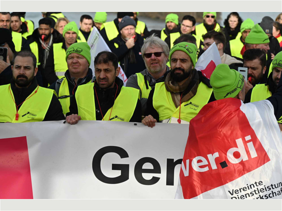Streiktag im Öffentlichen Personennahverkehr am 3. Februar 2024 auf der Theodor Heuss Brücke zwischen Mainz und Wiesbaden Streiktag im Öffentlichen Personennahverkehr am 3. Februar 2024 auf der Theodor Heuss Brücke zwischen Mainz und Wiesbaden