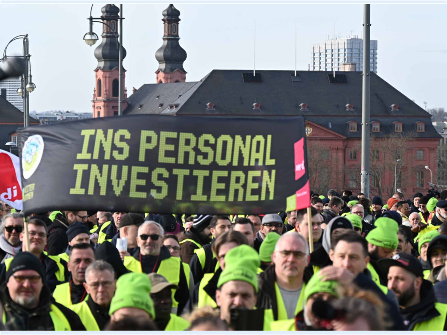 Streiktag im Öffentlichen Personennahverkehr am 3. Februar 2024 auf der Theodor Heuss Brücke zwischen Mainz und Wiesbaden Streiktag im Öffentlichen Personennahverkehr am 3. Februar 2024 auf der Theodor Heuss Brücke zwischen Mainz und Wiesbaden