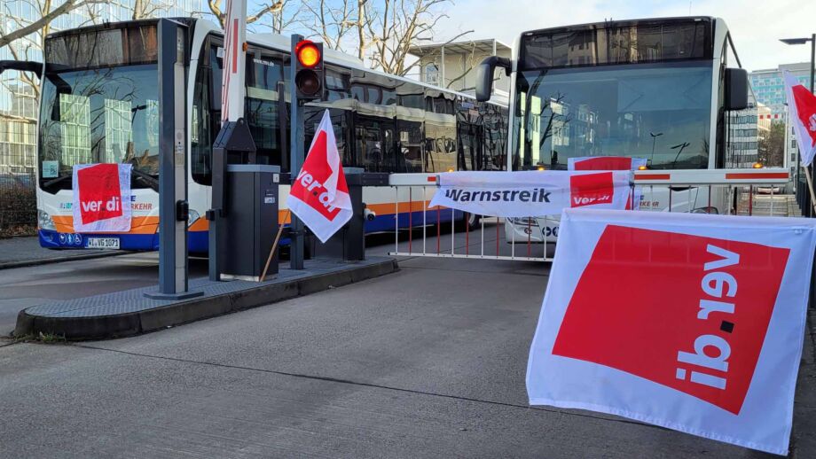 Streiktag im Öffentlichen Personennahverkehr am 3. Februar 2024 auf der Theodor Heuss Brücke zwischen Mainz und Wiesbaden Streiktag im Öffentlichen Personennahverkehr am 3. Februar 2024 auf der Theodor Heuss Brücke zwischen Mainz und Wiesbaden