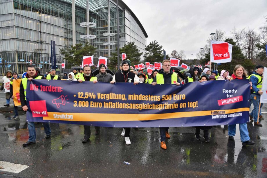 Ganztägiger Warnstreik des Lufthansa-Personals am Frankfurter Flughafen Ganztägiger Warnstreik des Lufthansa-Personals am Frankfurter Flughafen