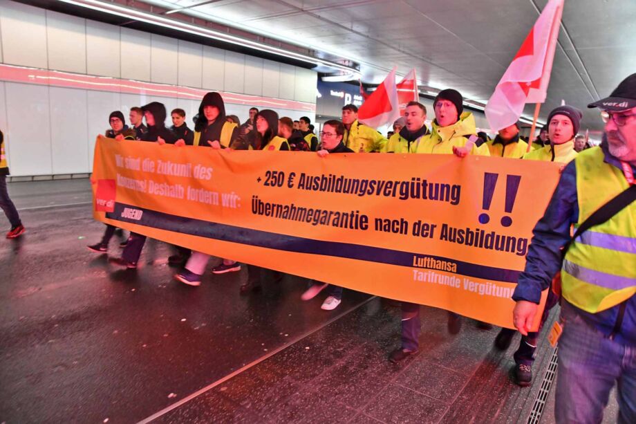 Ganztägiger Warnstreik des Lufthansa-Personals am Frankfurter Flughafen Ganztägiger Warnstreik des Lufthansa-Personals am Frankfurter Flughafen