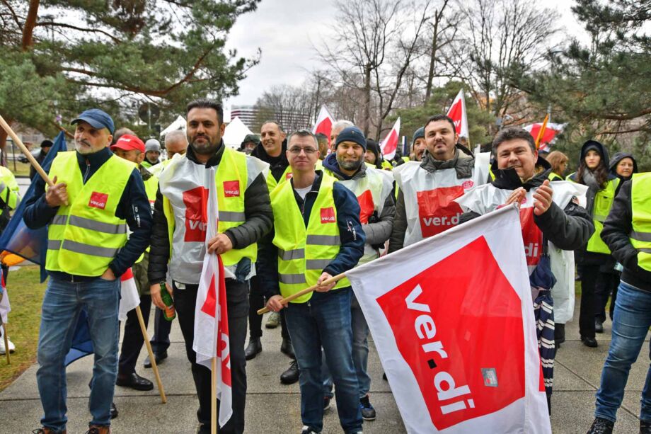 Ganztägiger Warnstreik des Lufthansa-Personals am Frankfurter Flughafen Ganztägiger Warnstreik des Lufthansa-Personals am Frankfurter Flughafen