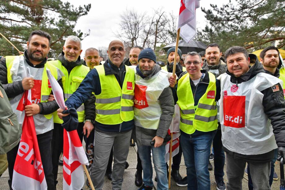 Ganztägiger Warnstreik des Lufthansa-Personals am Frankfurter Flughafen Ganztägiger Warnstreik des Lufthansa-Personals am Frankfurter Flughafen