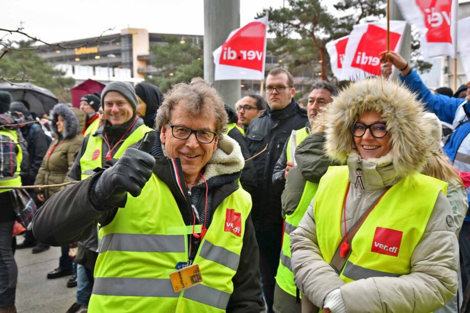 Ganztägiger Warnstreik des Lufthansa-Personals am Frankfurter Flughafen Ganztägiger Warnstreik des Lufthansa-Personals am Frankfurter Flughafen