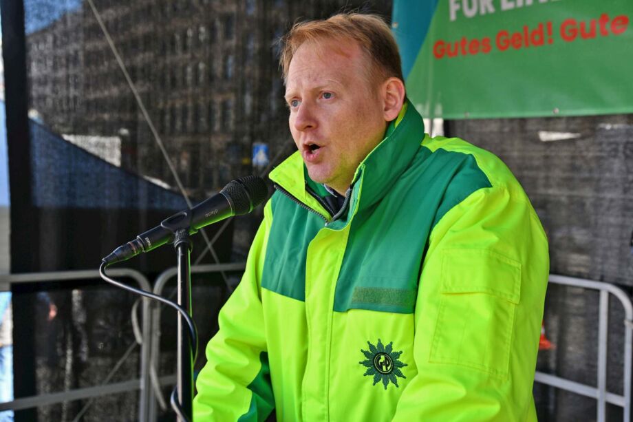 Vorsitzende der Bezirksgruppe Frankfurt der GdP und Polizeibeamter,
Jochen Zeng. Vorsitzende der Bezirksgruppe Frankfurt der GdP und Polizeibeamter, Jochen Zeng.