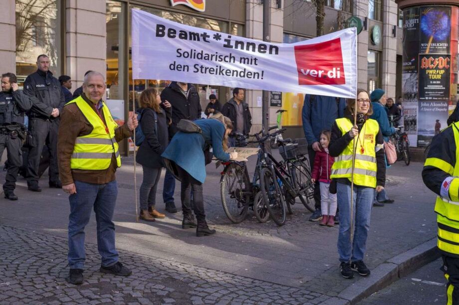 Demoauftakt am Frankfurter Hauptbahnhof Demoauftakt am Frankfurter Hauptbahnhof