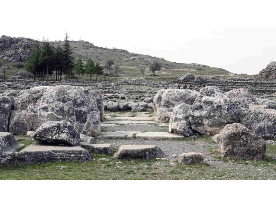 Bleibende Baustelle: Hattuša - Rekonstruierte Grundmauern des großen Tempels 1 der Hethiter (frühes 1600 Jahrhundert v. Christus)