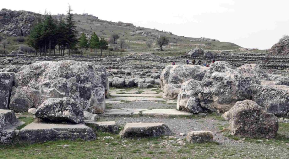 Bleibende Baustelle: Hattuša - Rekonstruierte Grundmauern des großen Tempels 1 der Hethiter (frühes 1600 Jahrhundert v. Christus)