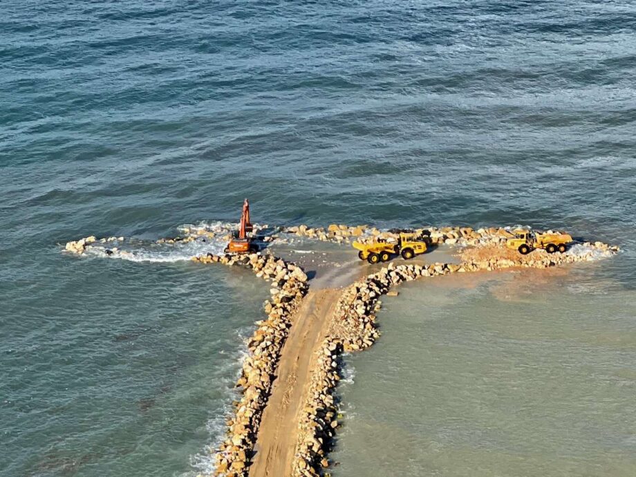 Baustelle am Meer- Kampf gegen die Wellen