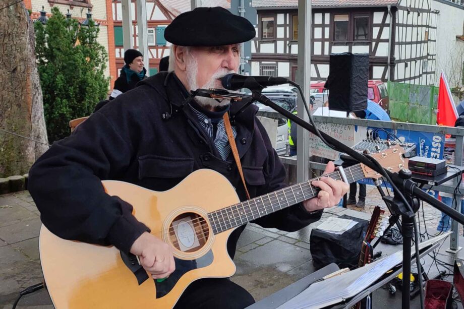 Reinhard Frankl begleitet musikalisch die Kundgebung Reinhard Frankl begleitet musikalisch die Kundgebung