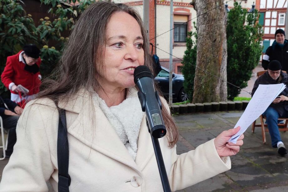 Doris Werder (Hanauer Friedensplattform) moderiert Doris Werder (Hanauer Friedensplattform) moderiert