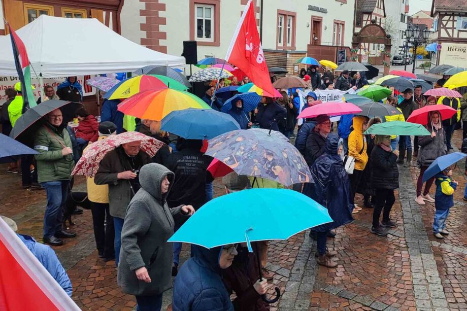 200 TeilnehmerInnen trotz strömendem Regen 200 TeilnehmerInnen trotz strömendem Regen