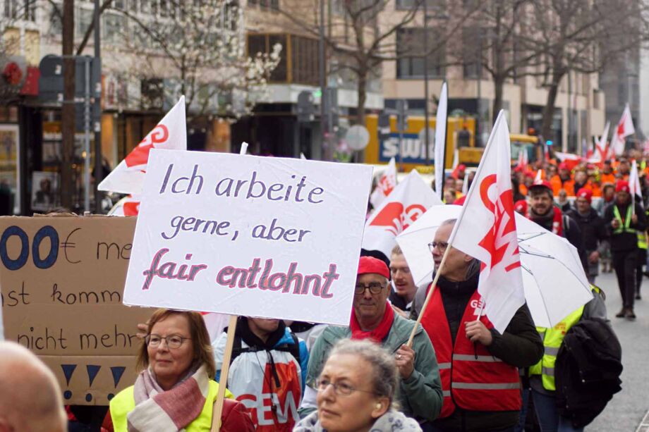 Warnstreik der hessischen Landesbeschäftigten am 12. März in Frankfurt Warnstreik der hessischen Landesbeschäftigten am 12. März in Frankfurt