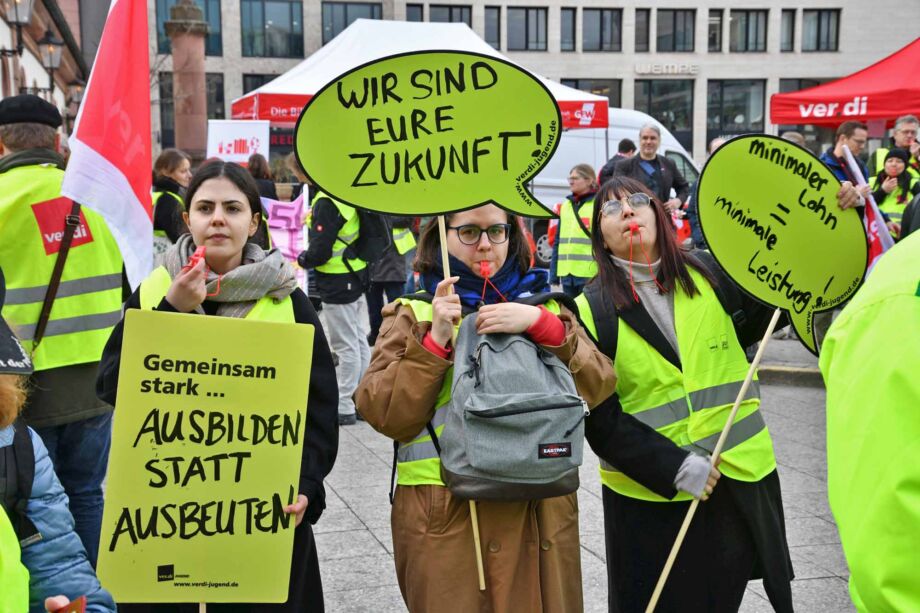 Warnstreik der hessischen Landesbeschäftigten am 12. März in Frankfurt Warnstreik der hessischen Landesbeschäftigten am 12. März in Frankfurt