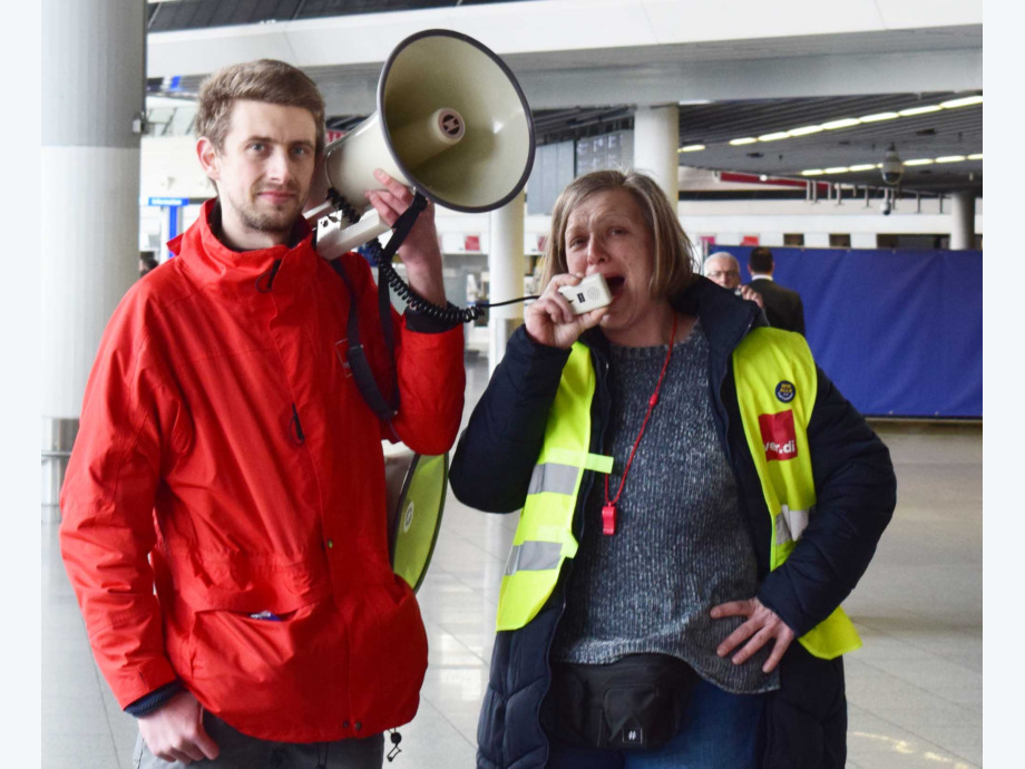 Warnstreik Luftsicherheitspersonal und Lufthansa Bodenpersonal am Flughafen Frankfurt