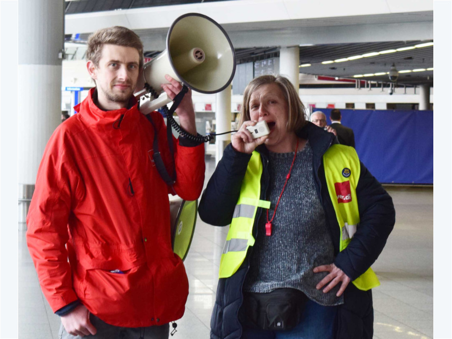 Warnstreik Luftsicherheitspersonal und Lufthansa Bodenpersonal am Flughafen Frankfurt Warnstreik Luftsicherheitspersonal und Lufthansa Bodenpersonal am Flughafen Frankfurt