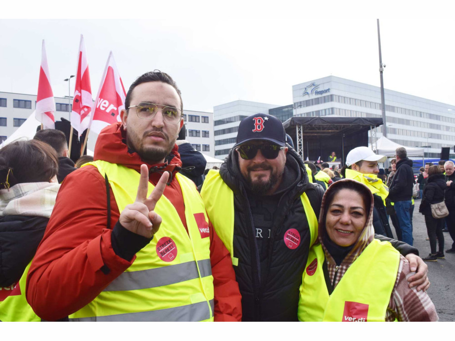 Warnstreik Luftsicherheitspersonal und Lufthansa Bodenpersonal am Flughafen Frankfurt
