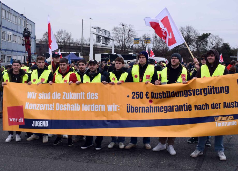 Warnstreik Luftsicherheitspersonal und Lufthansa Bodenpersonal am Flughafen Frankfurt