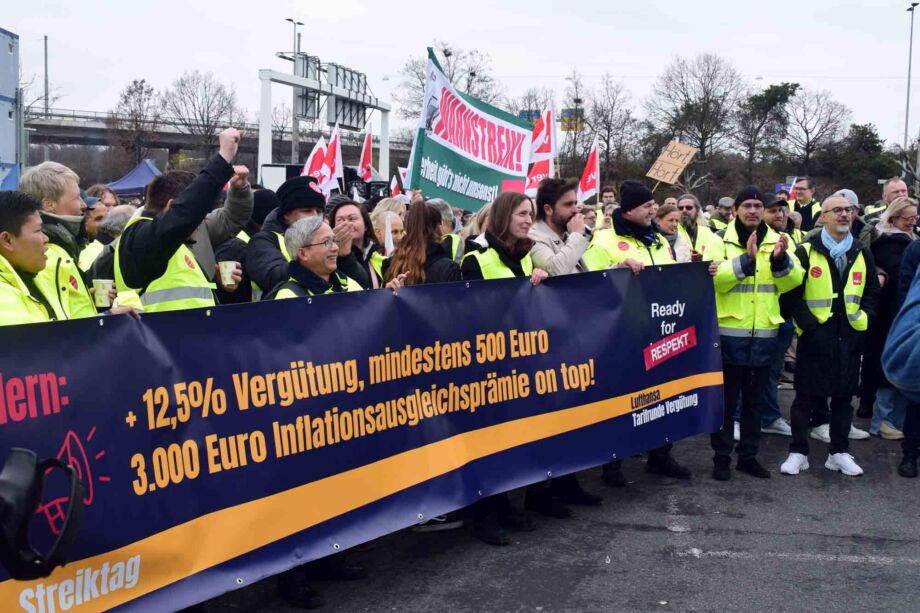 Warnstreik Luftsicherheitspersonal und Lufthansa Bodenpersonal am Flughafen Frankfurt