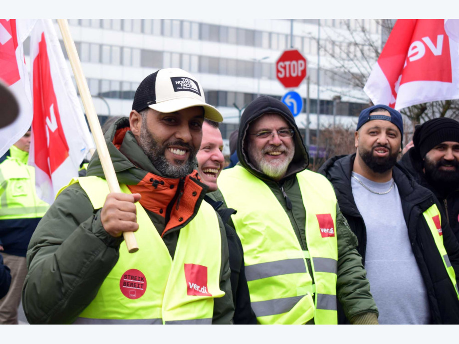 Warnstreik Luftsicherheitspersonal und Lufthansa Bodenpersonal am Flughafen Frankfurt