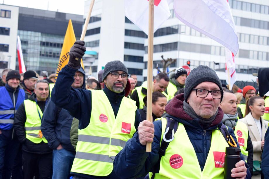 Warnstreik Luftsicherheitspersonal und Lufthansa Bodenpersonal am Flughafen Frankfurt