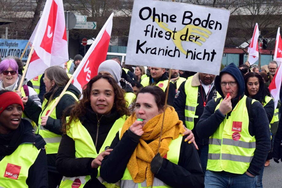 Warnstreik Luftsicherheitspersonal und Lufthansa Bodenpersonal am Flughafen Frankfurt