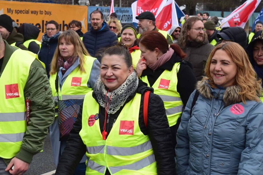 Warnstreik Luftsicherheitspersonal und Lufthansa Bodenpersonal am Flughafen Frankfurt