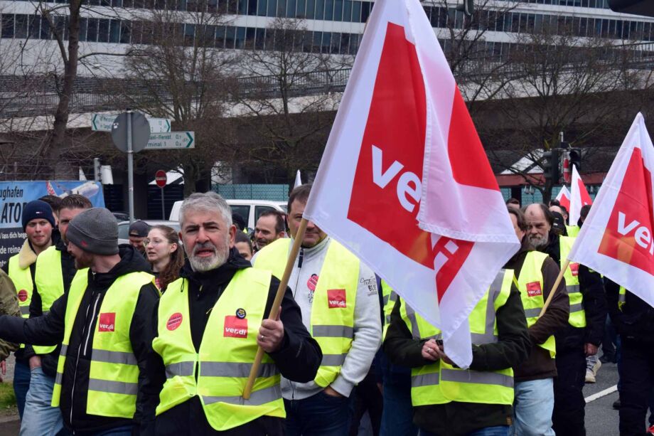 Warnstreik Luftsicherheitspersonal und Lufthansa Bodenpersonal am Flughafen Frankfurt