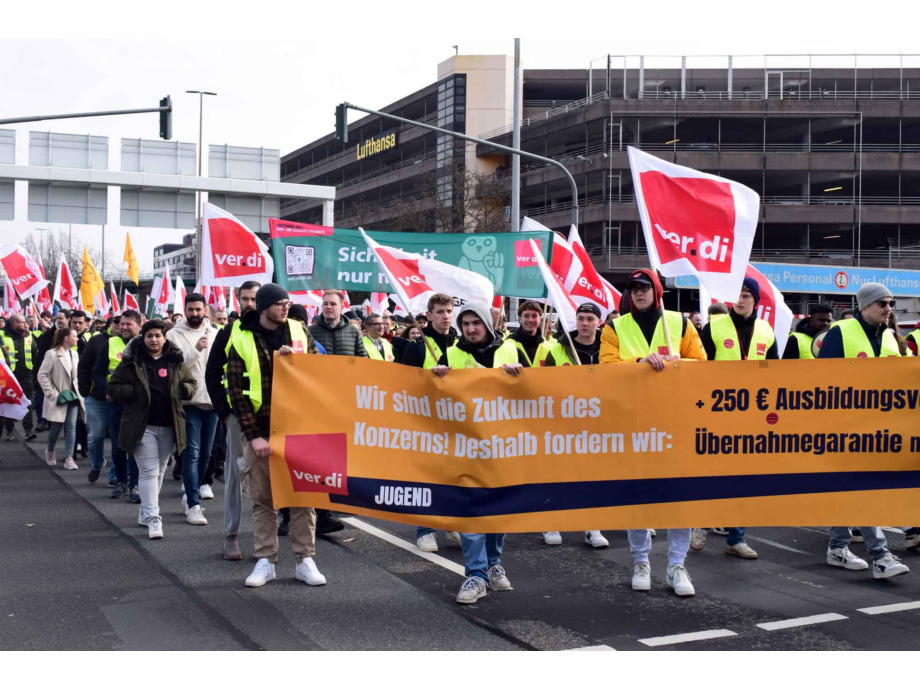 Warnstreik Luftsicherheitspersonal und Lufthansa Bodenpersonal am Flughafen Frankfurt