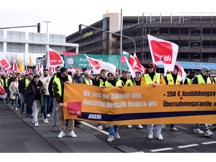 Warnstreik Luftsicherheitspersonal und Lufthansa Bodenpersonal am Flughafen Frankfurt Warnstreik Luftsicherheitspersonal und Lufthansa Bodenpersonal am Flughafen Frankfurt