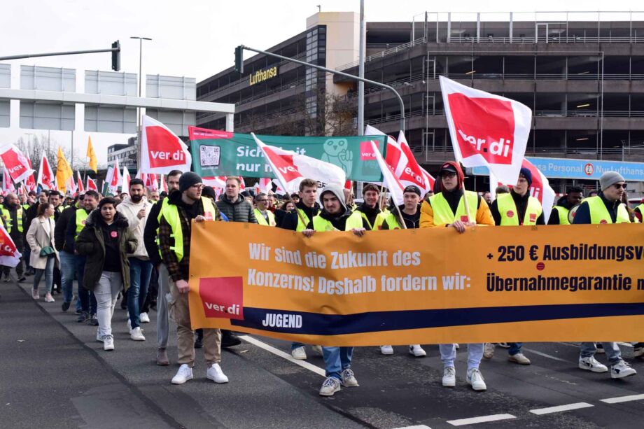 Warnstreik Luftsicherheitspersonal und Lufthansa Bodenpersonal am Flughafen Frankfurt