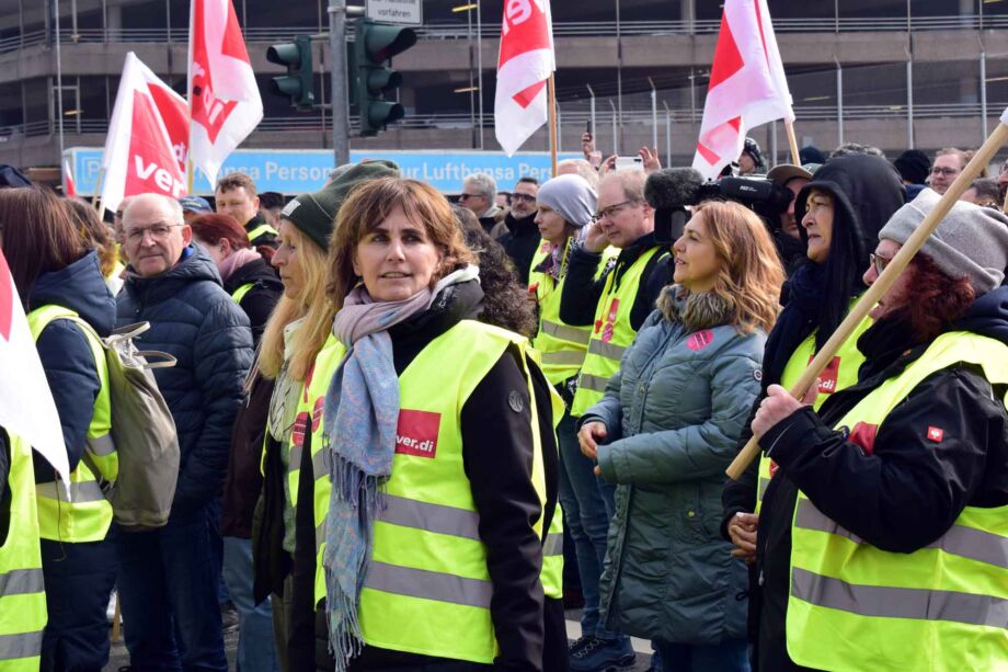 Warnstreik Luftsicherheitspersonal und Lufthansa Bodenpersonal am Flughafen Frankfurt