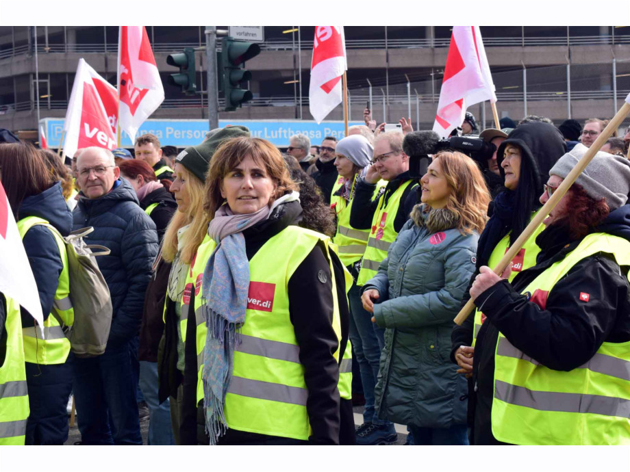 Warnstreik Luftsicherheitspersonal und Lufthansa Bodenpersonal am Flughafen Frankfurt Warnstreik Luftsicherheitspersonal und Lufthansa Bodenpersonal am Flughafen Frankfurt
