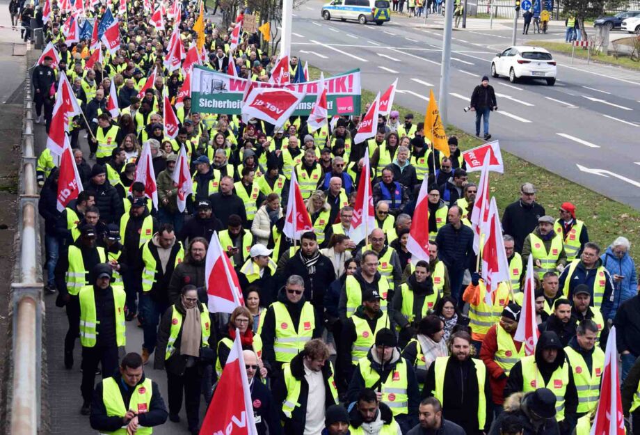 Warnstreik Luftsicherheitspersonal und Lufthansa Bodenpersonal am Flughafen Frankfurt